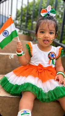 🇮🇳 नन्हे कदम, दिल में हिंदुस्तान ❤️
तिरंगे के रंगों में सज