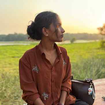 'पता है
यहां से बहुत दूर
ग़लत और सही के पार
एक मैदान है
मैं 
