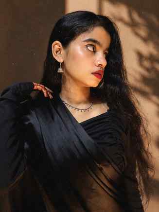 Thoda vintage, thoda vain, full main-character energy. 🖤🎞️