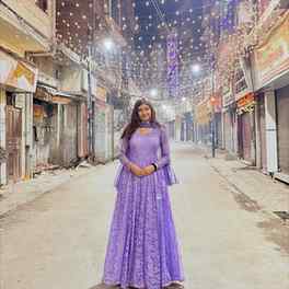 Shine so bright that even the diyas get jealous ✨
#pose #po