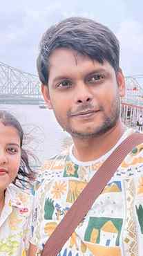 “গঙ্গার হাওয়া, সুন্দর একটা দিন, আর পাশে প্রিয় মানুষটা💕🌉”