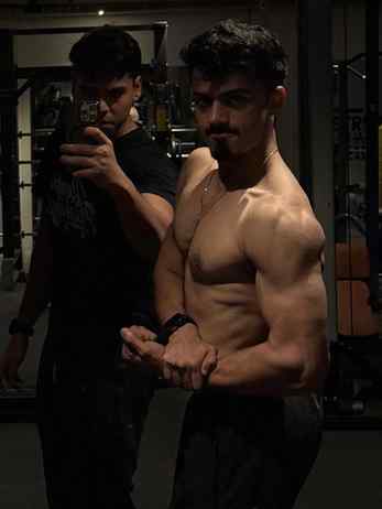 Keep your head high and your goals higher 💪⚜️
#gymmotivatio