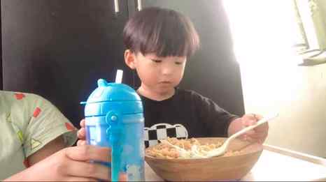 "Sweetest little mukbang ever.” 🤧💕

#toddler #mukbang #exp