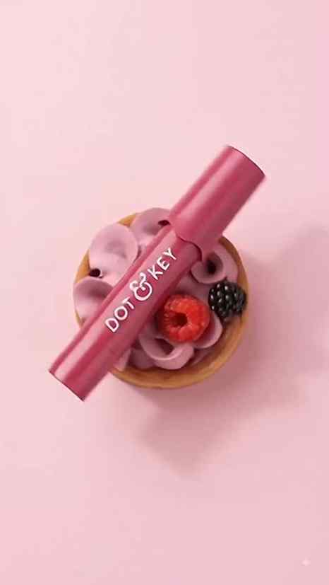 Strawberry jaisa juicy tint hai 🍓💋
Ye Dot & Key ka lip ba