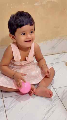 आजीसोबत खेळताना बाळाचं हसू अजूनच खुलतं… 🥰❤️
आजीचे लाड, बाळा
