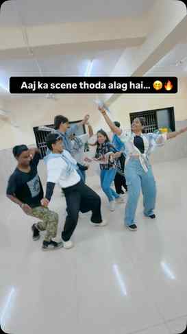 Camera on hote hi sabka character change ho gaya. 🎭😂
#mere