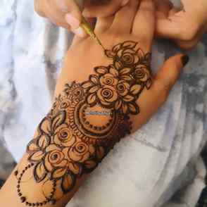 Soft florals, bold lines—this mehndi is the perfect blend of