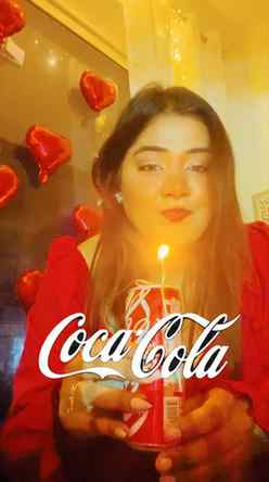 Zaalima, cake toh basic hai… Coca Cola pila de 🥤🕯️💋✨
Jus