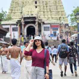 Slaying casuals at the temple brings a whole new vibe. ✨♥️
@