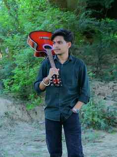 Gaane sikhu tere liye..🎸🎶
.
.
.
.
#440Volt #TrendingAudio