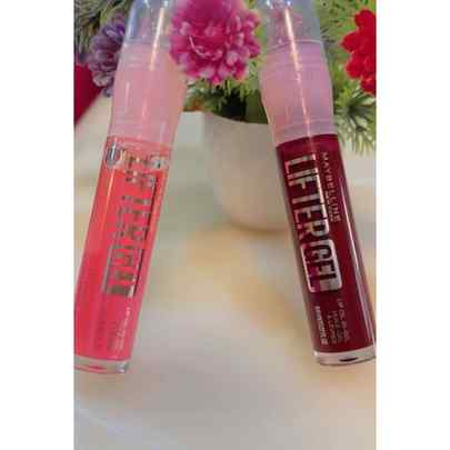💋 Glossy lips + perfect shine = my kind of makeup! ✨
Maybel
