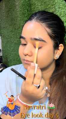 Navratri 🪷
Eyelook day 5

(Navratri special eye makeup, Gar