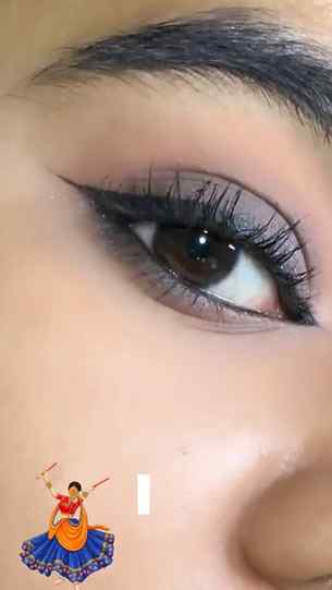 Navratri 🪷 eye look day 2🌸

(Navratri eye makeup tutorial 