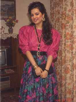 ✨ 1985 called… and she answered in style. 💕📸
Big hair, bol
