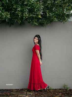 Accents of red 🍒🌶️

.

#reddress❤️ #nature #bridetobe