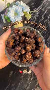 Chocolate + Makhanas = Perfect snack and delicious dessert �