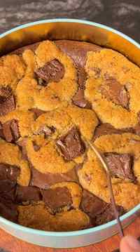 This scoopable brookie tin is fudgy, gooey, chocolatey and h