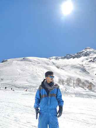 Dur kahi pahado me 🏔️❄️
#sisu #snowfall #mountains #snow