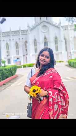 কলকাতার ওই ট্রামের আওয়াজ, আর তিলোত্তমার রূপ,শাড়ির ভাঁজে লুকি