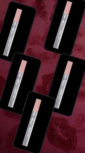 Sometimes all you need is a swipe of lip gloss to feel prett