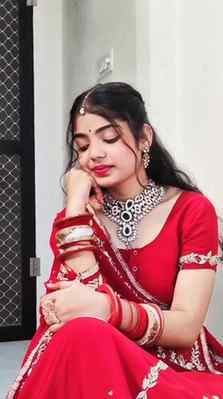 Styling Mom’s bridal lehenga! 🌹 How did I do? Rate this vin