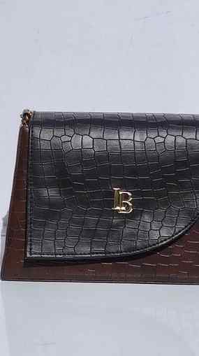 A cute little bag that goes with literally EVERYTHING 🤎👜
F