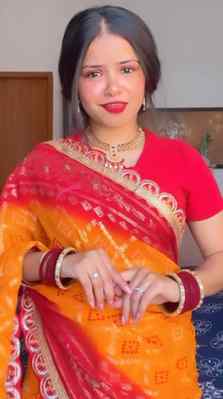 Bht zor se dance aa rha tha saree pehnke😂😂