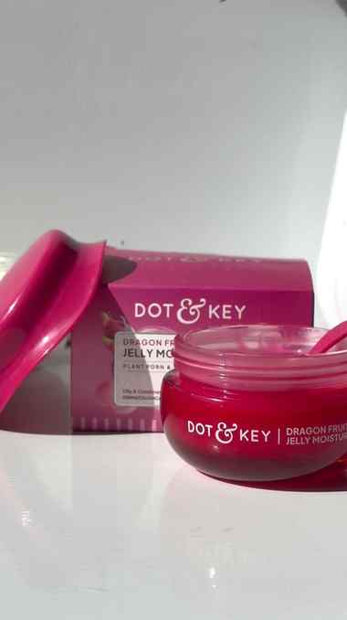 Comment for link 🔗
Glowy, hydrated skin in a jelly-like te