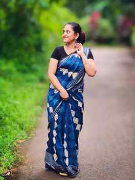 EARRINGS FROM : @haarah_by_bhagya
In SAREE Attire ...... F