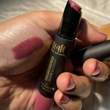 M&M Absolute Matte Lipstick - Shade 14 ✨

Rich pigment, smoo