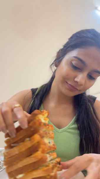 Hainaa yummy????

#cheesybread #garlicbread #cheese #easyrec