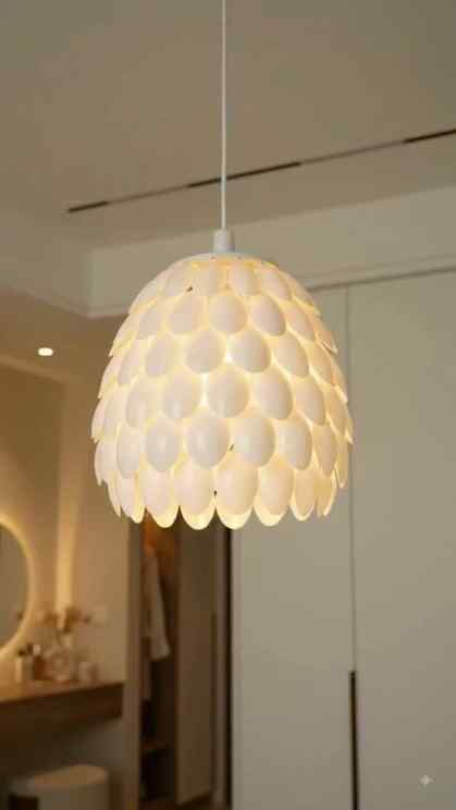 ✨ DIY Plastic Spoon Lampshade 💡🤍

Who knew plastic spoons 