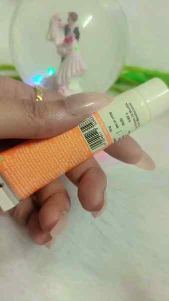 Derma co  Sunscreen is having  1% Hyaluronic Acid Aqua
Gel i