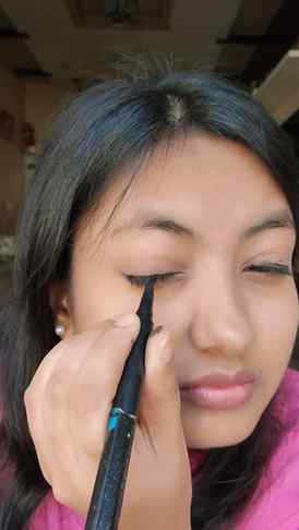 Applying Eyeliner Part-2✨
.
.
.
.
#eyeliner #lifestyle #fun 