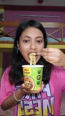 Sham ki Bhookh miti Veg Khowsuey Cup Noodles ke saath🍜🎀
.
