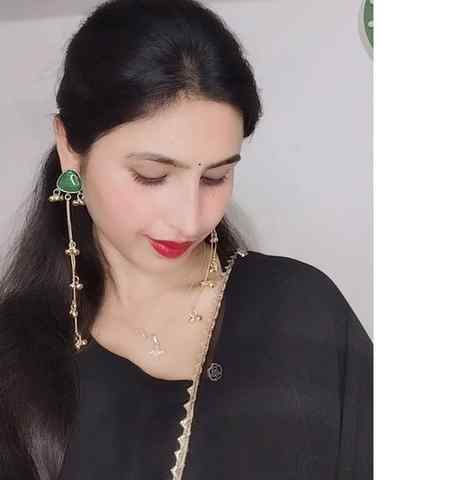 Long hair 💁♀️Smile in Face 😍 Black Dress 👗 🖤 n wht else