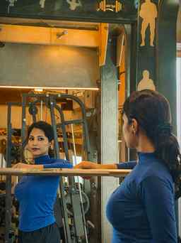 The reflection changes when the mindset does. 🖤
.
.
#GymGir