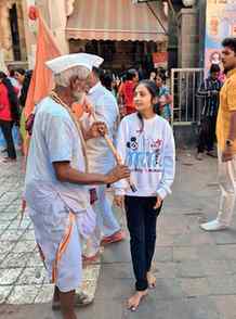 "पायी दिंडी, मुखी विठ्ठल नाम, पंढरीच्या दिशेने निघाले सारे ध
