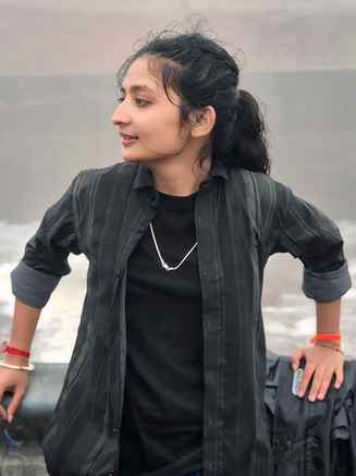 हम अपनी शर्तों पर जीने वाले परिंदे हैं,दूसरों के इशारों पर उ