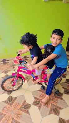 “Ek cycle mein teenon ki sawaari… 🥰🚲
Bade bhai ke saath ba