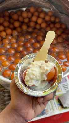 Baarish 🌧️ = rabdi gulabjamun🥹❤️
:
Follow @eatwithjyotii