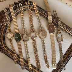 ⌚✨ Timeless elegance, wrapped around your wrist. ✨⌚
Because
