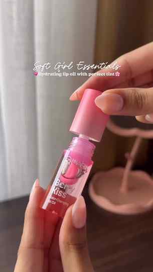 A little gloss, a lot of main-character energy 💋🎀
.
My new