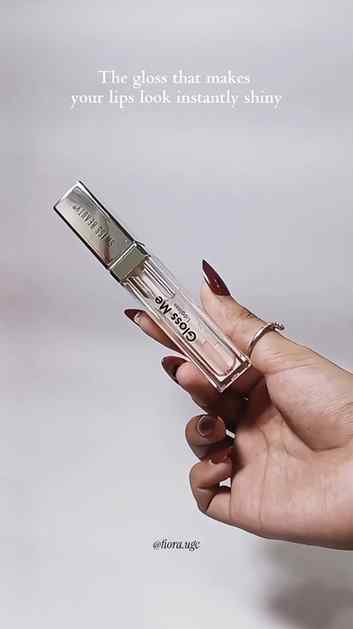 Currently obsessed with that fresh, glossy lip look 🫧🤍
N