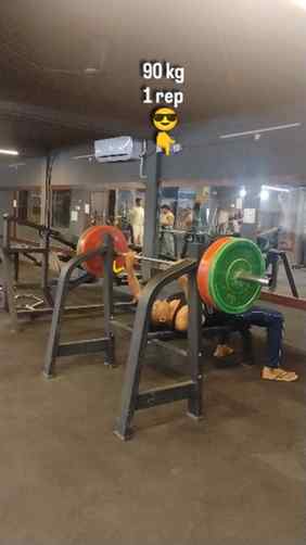 90 kg 
1 rep 
😎
👇

#chestpress 
#fitnessmotivation 
#trend
