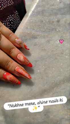 “Christmas-ready nails 🎄✨
Cute enough to fall in love 💅💖”
