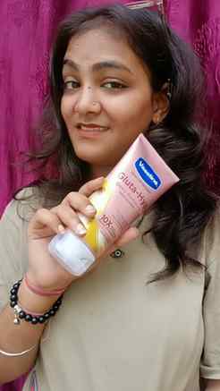Glowing & hydrated skin without the sticky feeling
Vaseline
