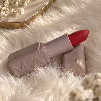 A little red moment that speaks for itself 💄❤️🔥 Soft glam