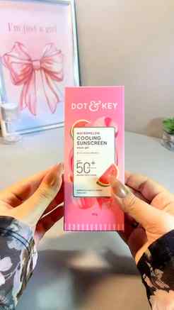 Feels lightweight and refreshing on the skin.
• Gives a cool