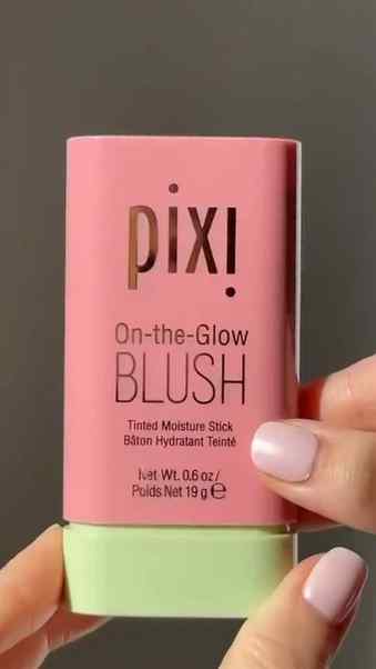 Pixi Club Blush gives the cheeks a beautiful, natural-lookin